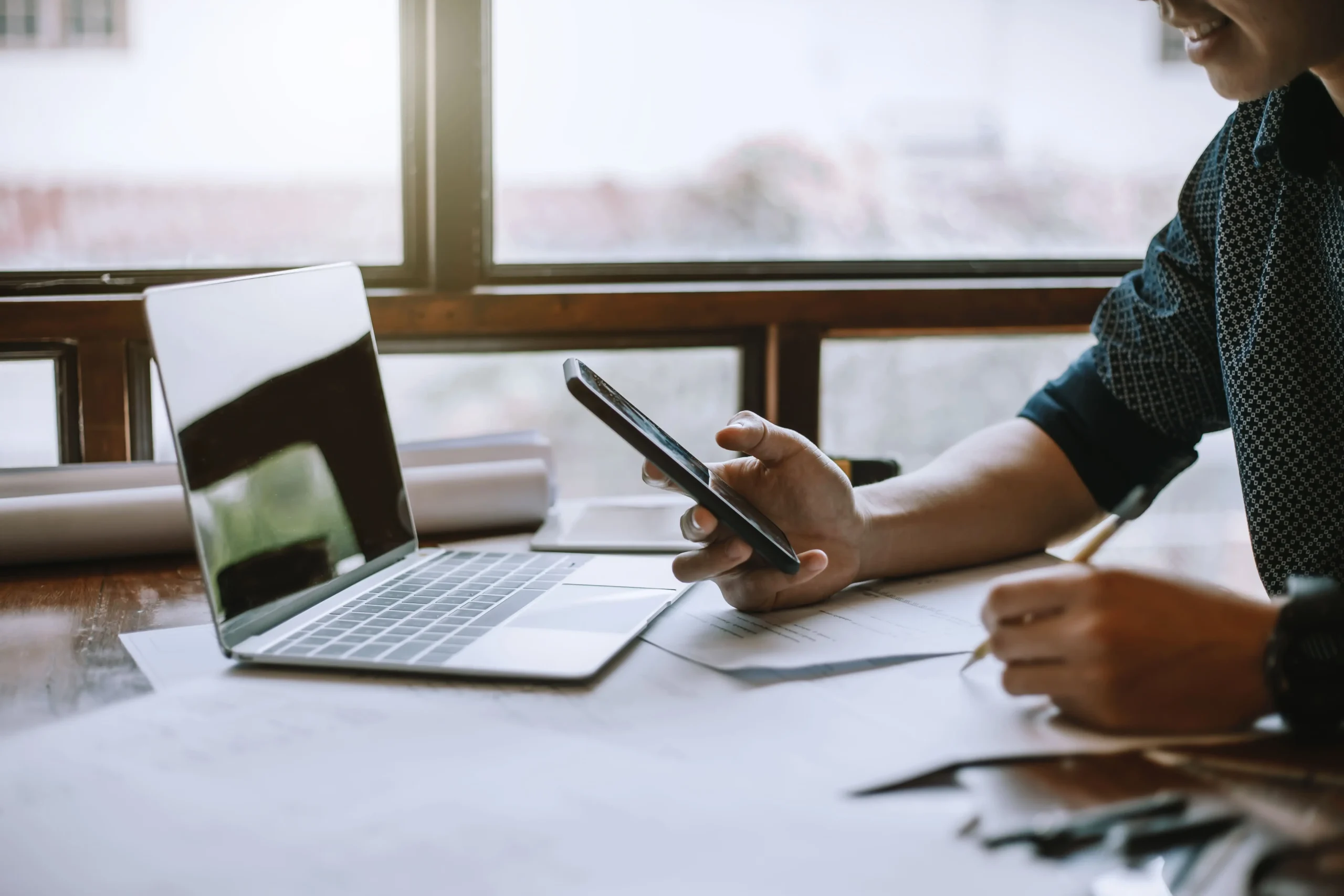 ingeniero revisando móvil