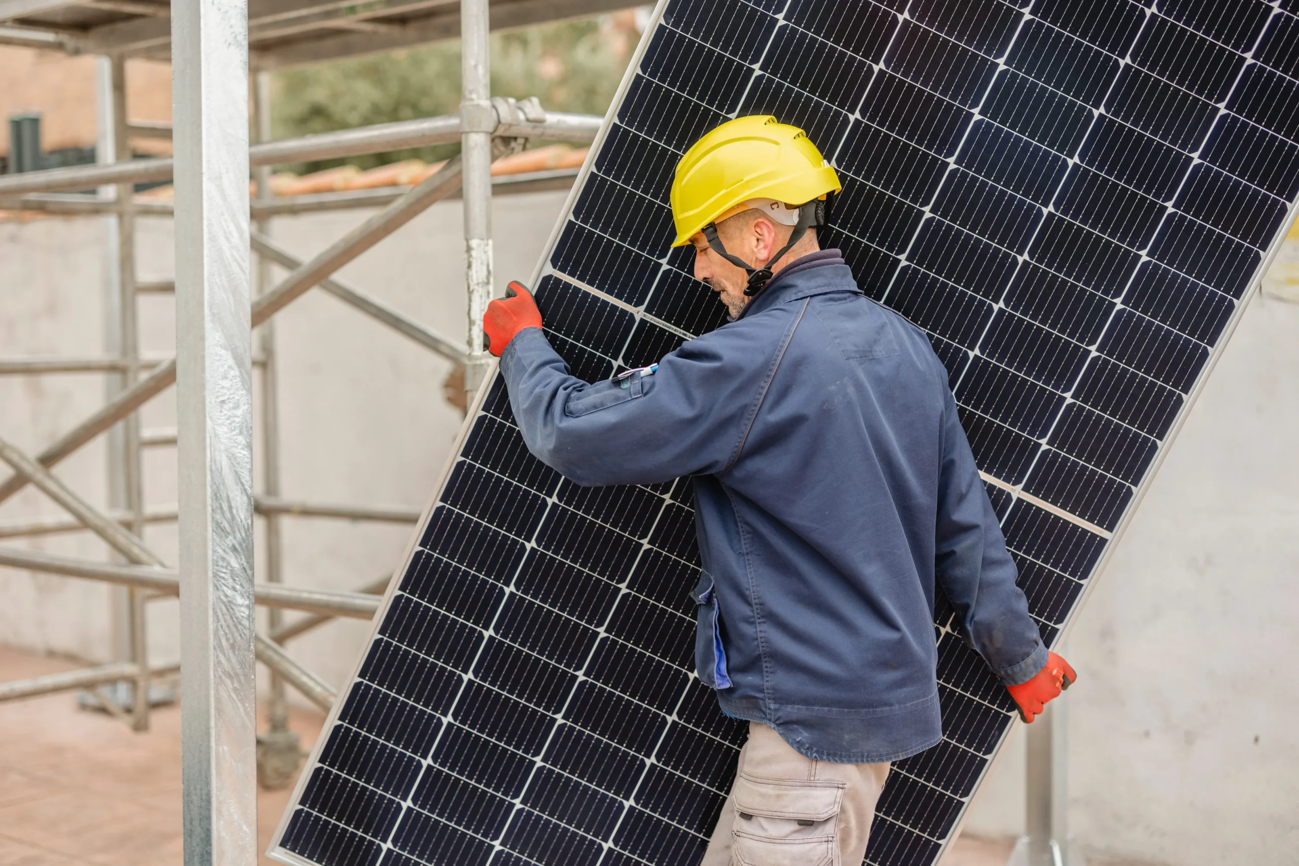 Ingeniero colocando placas solares